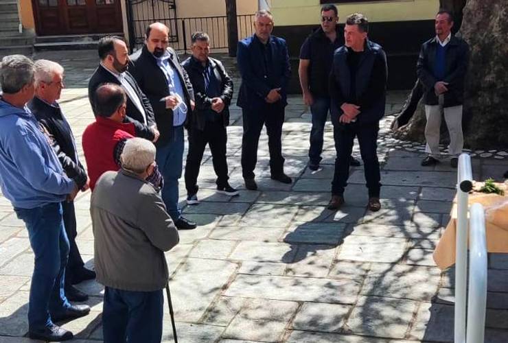 Ο Χρήστος Τριαντόπουλος στην παράδοση του ανελκυστήρα για την εξυπηρέτηση των ατόμων με αναπηρία, στην πλατεία της Μακρυρράχης