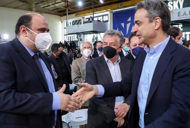 Στιγμιότυπο χειραψίας μεταξύ Πρωθυπουργού Κυριάκου Μητσοτάκη και Υφυπουργού στον Πρωθυπουργό Χρήστου Τριαντόπουλου