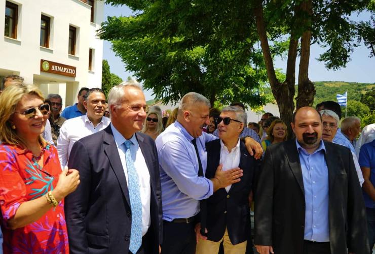 Ο Χρήστος Τριαντόπουλος στα εγκαίνια του Δημαρχείου του Δήμου Νοτίου Πηλίου στην Αργαλαστή. Διακρίνονται επίσης οι κκ. Μάκης Βορίδης, Ζέττα Μακρή, Κώστας Αγοραστός και Μιχάλης Μιτζικός.