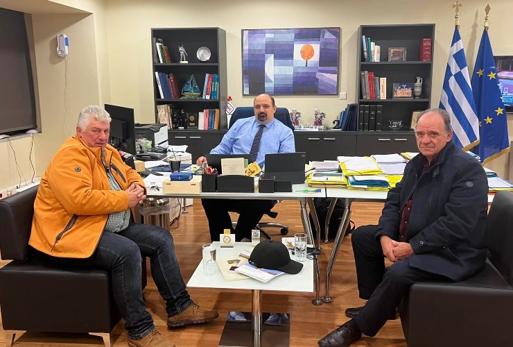 Ο Υφυπουργός στον Πρωθυπουργό Χρήστος Τριαντόπουλος με τον Δήμαρχο Ζαγοράς-Μουρεσίου Παναγιώτη Κουτσάφτη και τον Αντιδήμαρχο Απόστολο Κοντογιώργο