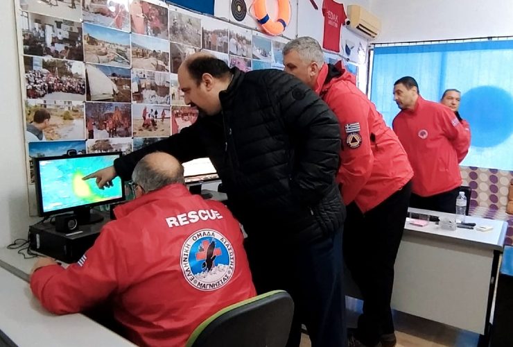 Ο Χρήστος Τριαντόπουλος στο κέντρο της Ελληνικής Ομάδας Διάσωσης στον Βόλο